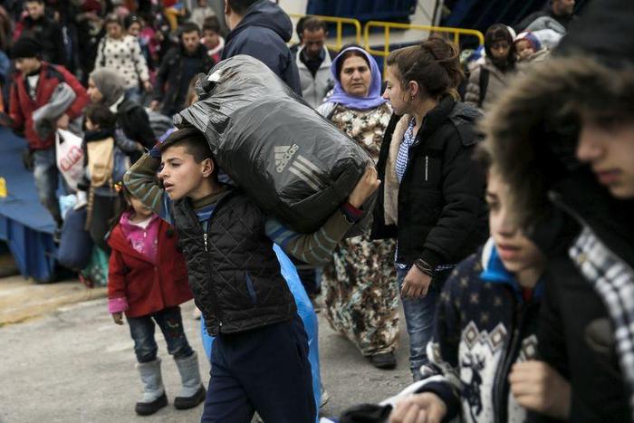 Refugees and migrants arrive aboard the Tera Jet passenger ship at the port of Piraeus, near Athens, Greece, February 10, 2016. REUTERS/Alkis Konstantinidis