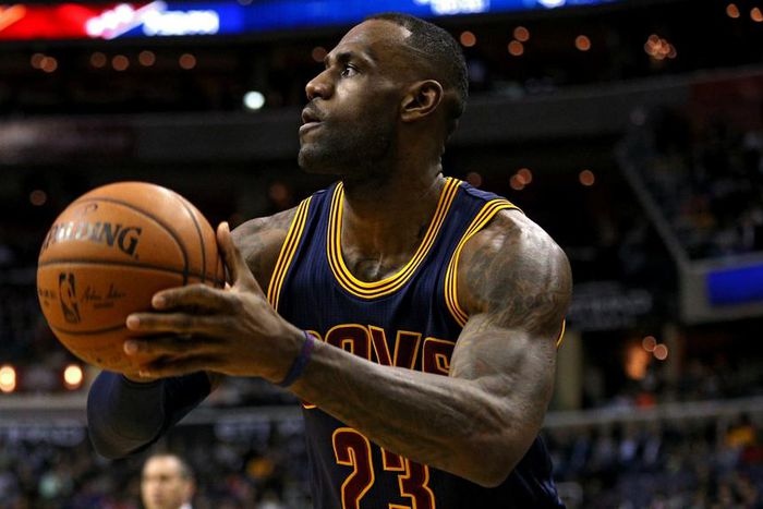 Cavaliers down Clippers, Rondo stars in Kings win