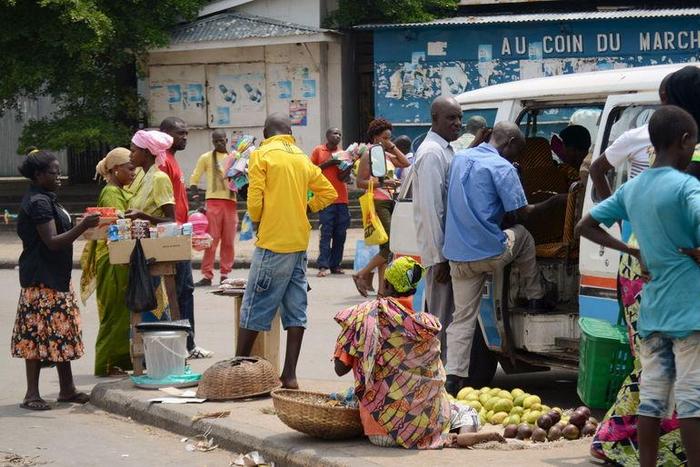 Vendors sell their merchandise and fruits at a bus terminal in Burundi's capital Bujumbura, January 29, 2016. REUTERS/Evrard Ngendakumana