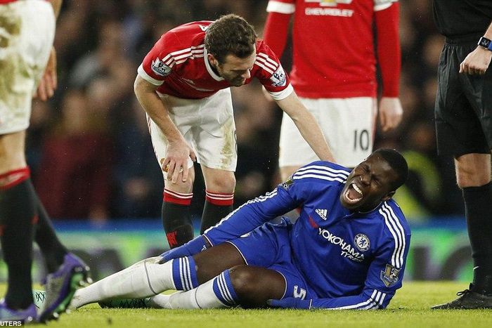 Kurt Zouma screams in pain after landing on his knee during Chelsea Vs Manchester United on 7/02/2016