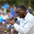Uganda's leading opposition presidential candidate Kizza Besigye of the Forum for Democratic Change (FDC) party campaigns in Jinja industrial town, in eastern Uganda February 12, 2016, ahead of the Feb. 18 presidential election. REUTERS/James Akena