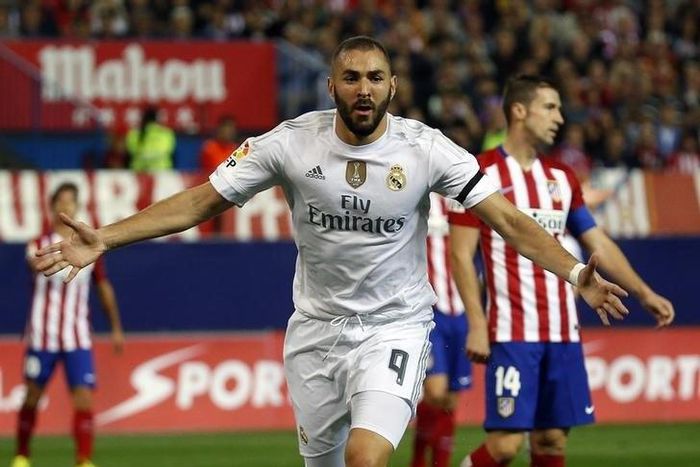 Real Madrid's Karim Benzema celebrates after scoring a goal during their Spanish first division derby soccer match against Atletico Madrid at the Vicente Calderon stadium in Madrid, Spain, October 4, 2015. REUTERS/Andrea Comas