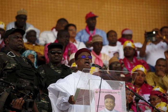 Incumbent President Mahamadou Issoufou speaks at a campaign rally in Niamey, Niger, February 18, 2016. Niger holds presidential and legislative elections on Sunday. REUTERS/Joe Penney