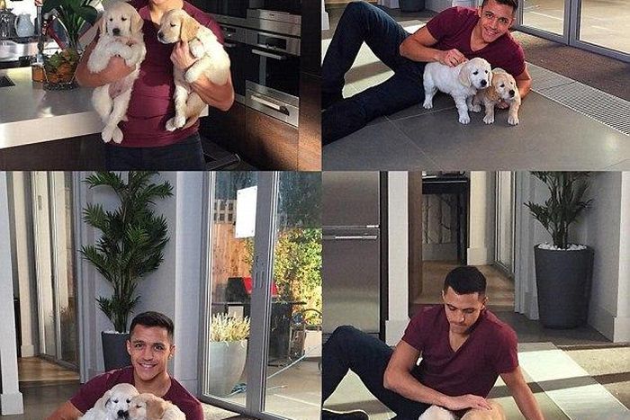 Alexis Sanchez relaxes with his cute dogs