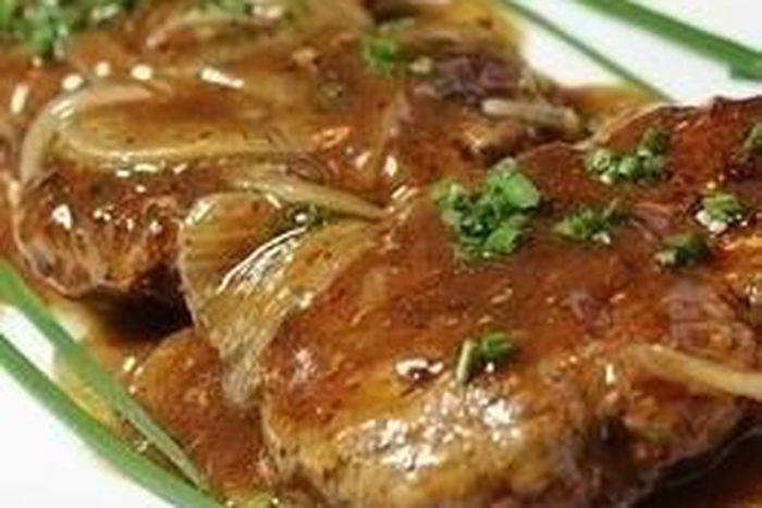 ___4633291___https:______static.pulse.com.gh___webservice___escenic___binary___4633291___2016___2___1___19___Hamburger+Steak+with+Onions+and+Gravy