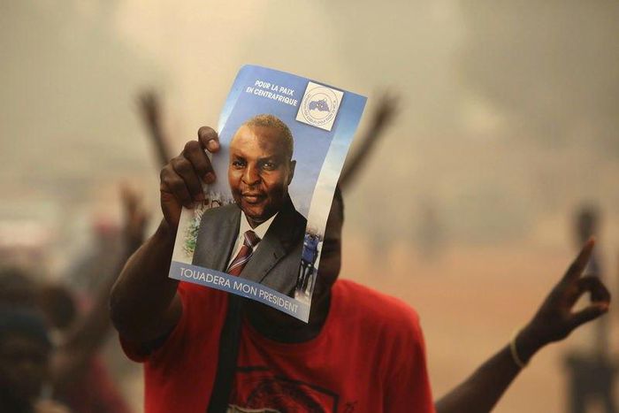 Supporters of presidential candidate Faustin-Archange Touadera holds a poster during a campaign in Bangui, Central African Republic, February 12, 2016. REUTERS/Siegfried Modola