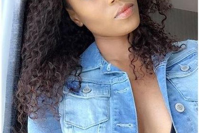 Yvonne Nelson takes a selfie while on vacation in USA