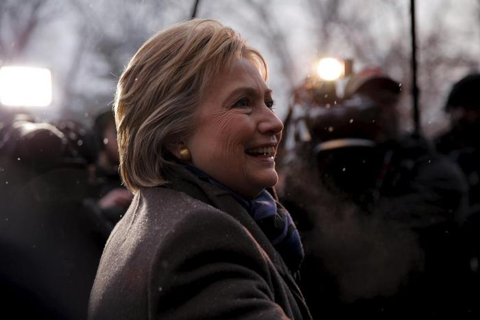 Donors urge Clinton to sharpen message ahead of debate with Sanders