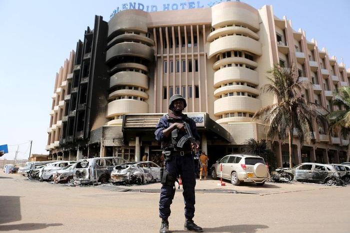 A soldiers stands guard in front of Splendid Hotel in Ouagadougou, Burkina Faso, January 17, 2016. REUTERS/Joe Penney