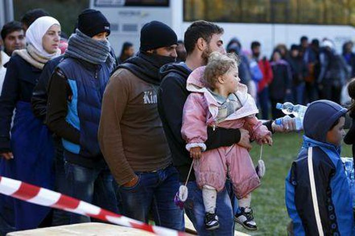 Germany to oblige banks to offer accounts to refugees
