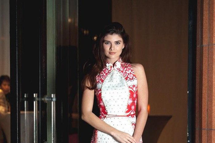 Model with bag from Morin O