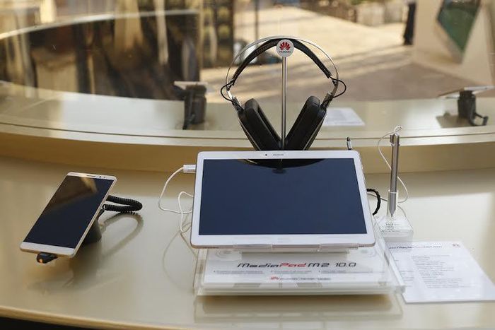 Huawei Mate 8 smartphone and M2 tablet