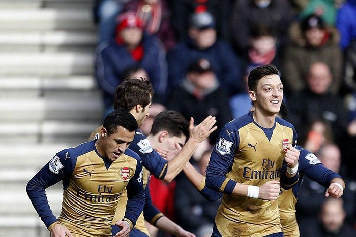Mesut Ozil and Alexis Sanchez celebrate Arsenal goal against Bournemouth on 7/02/2016