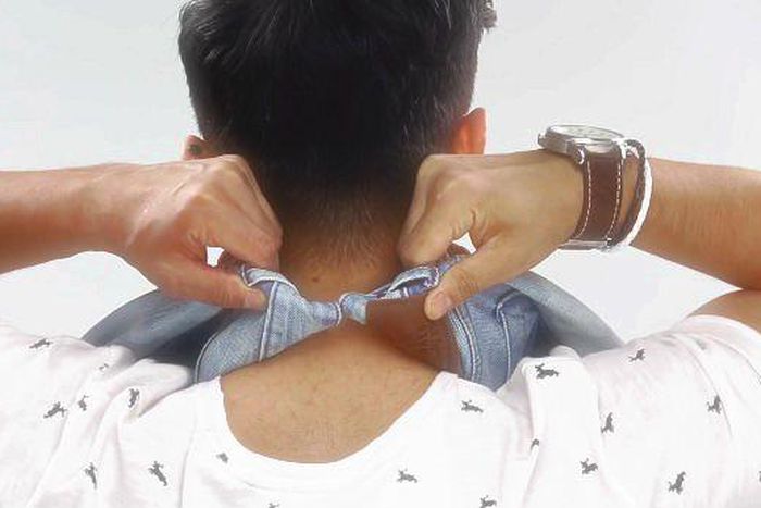 The 'Neck Method' for trying on jeans