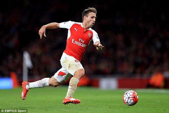 Nacho Monreal signs new contract at Arsenal