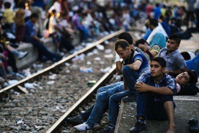 "Open the gate!" - Migrants stranded on Balkan borders