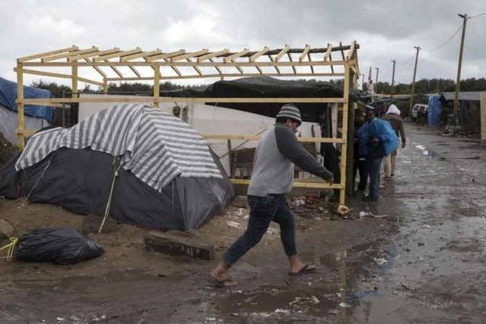 Calais migrant camp doubled to 6,000 people - French official