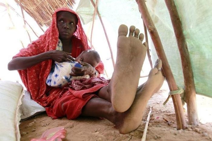 An internally displaced woman feeds her child inside their makeshift shelter structure at the Qansahaley settlement camp in Dollow town along the Somalia-Ethiopia border, August 30, 2011. REUTERS/Thomas Mukoya