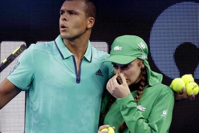 Jo-Wilfried Tsonga helps girl whose face was struck by the ball