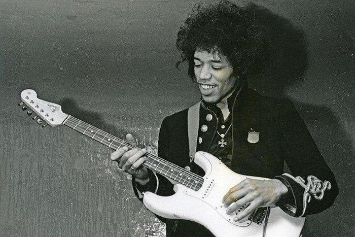 ___4309625___https:______static.pulse.com.gh___webservice___escenic___binary___4309625___2015___10___30___12___2DEAD56000000578-3295393-Designers_spoke_with_friends_of_the_legendary_guitarist_to_get_t-a-13_1446138619286