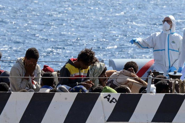 Almost 220,000 migrants, a record, reached Europe by sea in October - UN