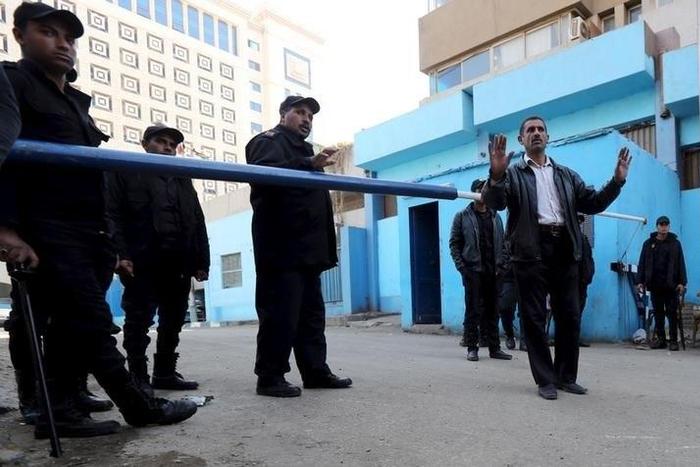 Policemen guard in front of a morgue where the body of an Italian Giulio Regeni is kept in Cairo, Egypt, February 4, 2016.  REUTERS/Mohamed Abd El Ghany