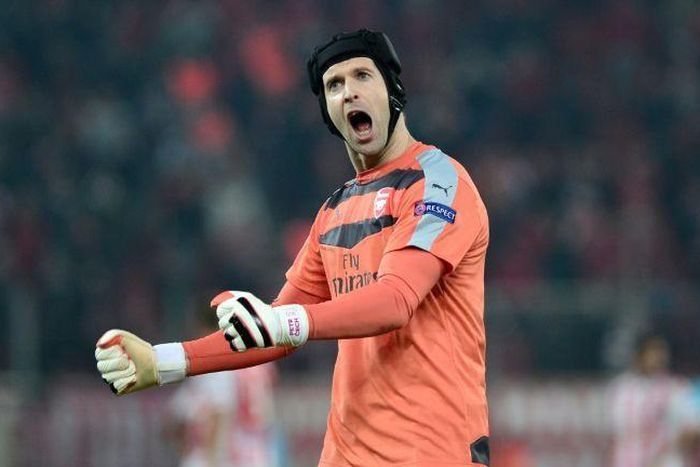 Mertesacker tells Arsenal youngsters to tap into Cech's experience