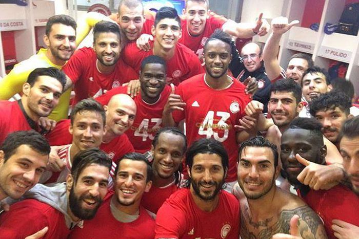 Brown Ideye and Olympiacos players