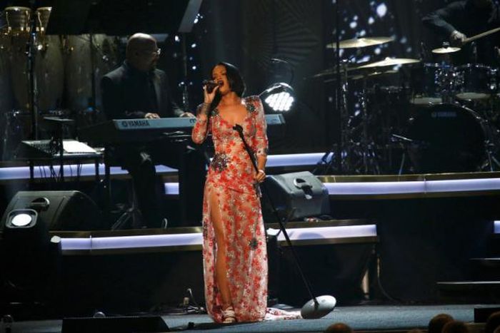 Rihanna's Grammy performance canceled due to throat infection