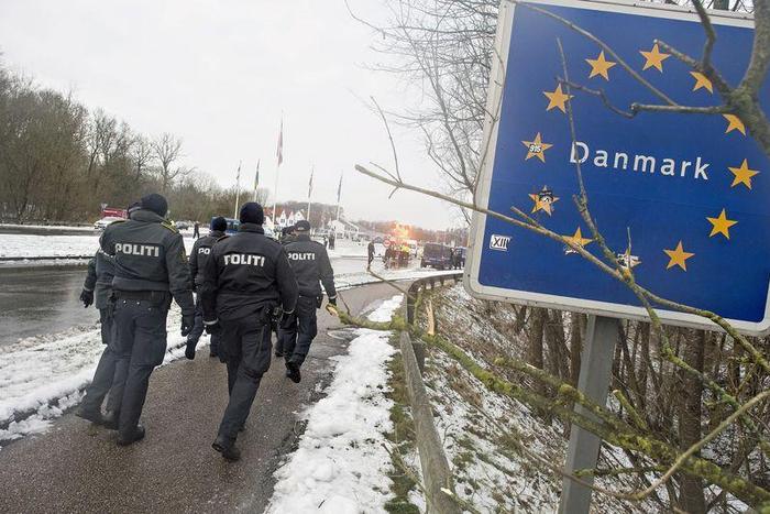 Police officers walk at the Danish-German border in Krusaa, Denmark January 9, 2016. REUTERS/Claus Fisker/Scanpix Denmark