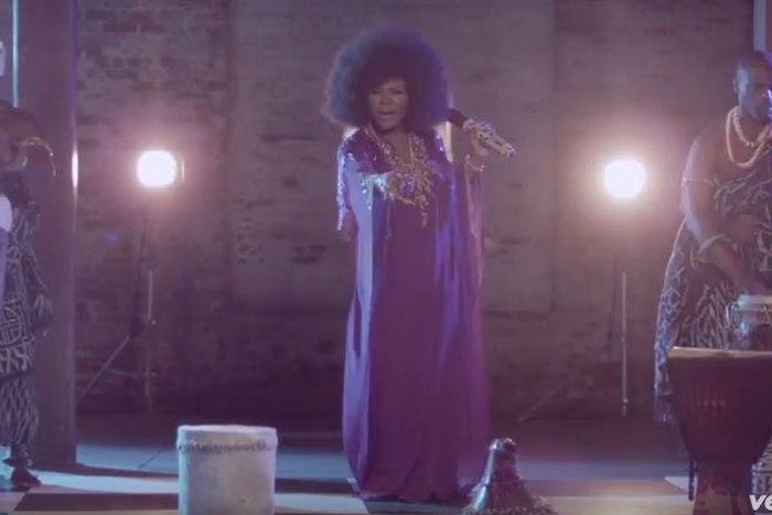 Omawumi in 'Play na play'video