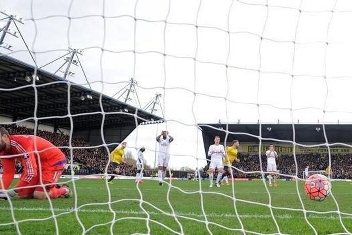 Oxford's Liam Sercombe celebrates scoring their first goal from the penalty spot Action Images via Reuters / Tony O'Brien Livepic