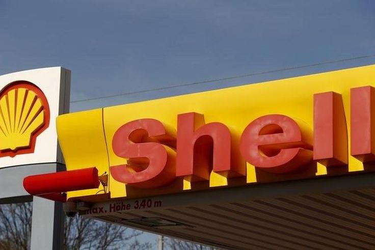 Shell's company logo is pictured at a gas station in Zurich April 8, 2015. REUTERS/Arnd Wiegmann