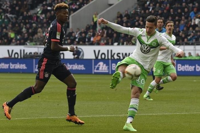 Football Soccer - VfL Wolfsburg v Bayern Munich - German Bundesliga - Volkswagen Arena, Wolfsburg, Germany - 27/02/16 VfL Wolfsburg's Julian Draxler and Bayern Munich's David Alaba in action.   REUTERS/Fabian Bimmer