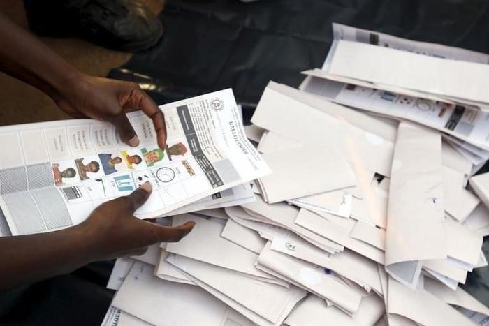 Electoral officials count votes at a polling station in Uganda's capital Kampala February 18, 2016 as voting closes. REUTERS/James Akena