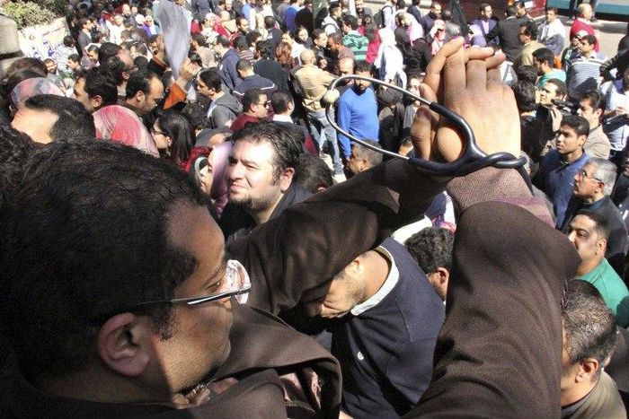 Egyptian doctors demonstrate in front of the Doctors Union in Cairo, Egypt, February 12, 2016.  REUTERS/Stringer