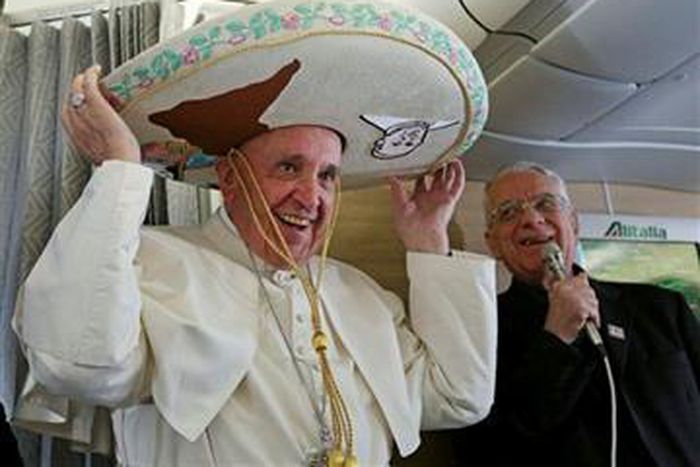 Pope gets shoe shine on Cuba-bound plane