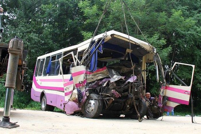 42 people die in bus and truck collision in southern France