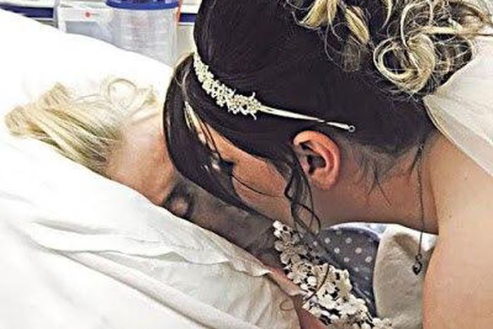 Sarah Dawson organises wedding in 4 hours at dying mothers bedside so she could participate