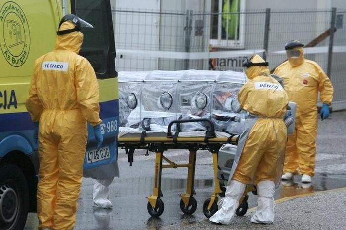 Medical workers in protective clothing arrive at Meixoeiro Hospital, transporting, according to local authorities, a possible new Ebola patient, in Vigo, Spain, October 28, 2015. REUTERS/Stringer