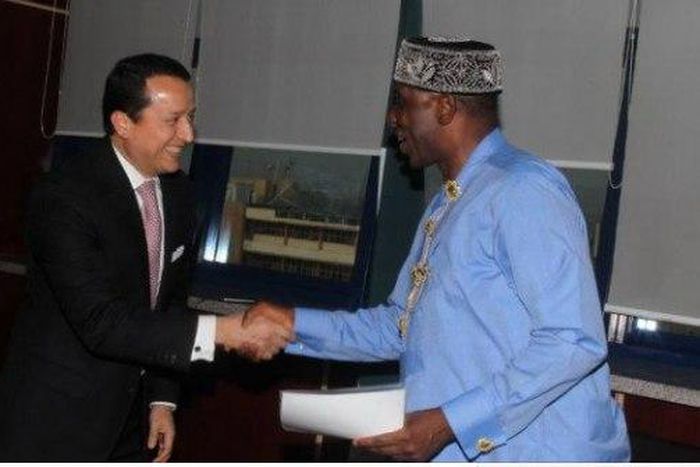 Rotimi Amaechi (right) and Alex Mejia.