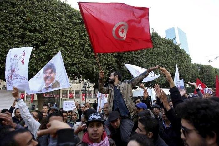 Unemployed graduates shout slogans during a demonstration to demand the government provide job opportunities on Habib Bourguiba Avenue in Tunis, Tunisia January 20, 2016. REUTERS/Zoubeir Souissi