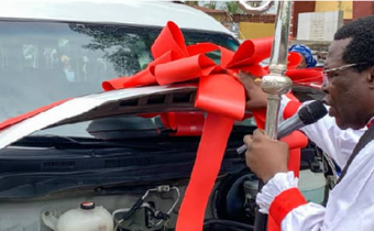 Olakunle Churchill donates brand new bus to Ondo Anglican Church in honour of late father