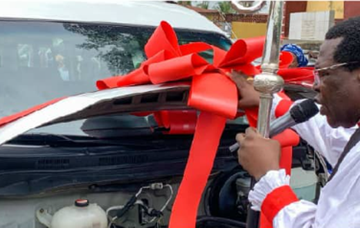 Olakunle Churchill donates brand new bus to Ondo Anglican Church in honour of late father