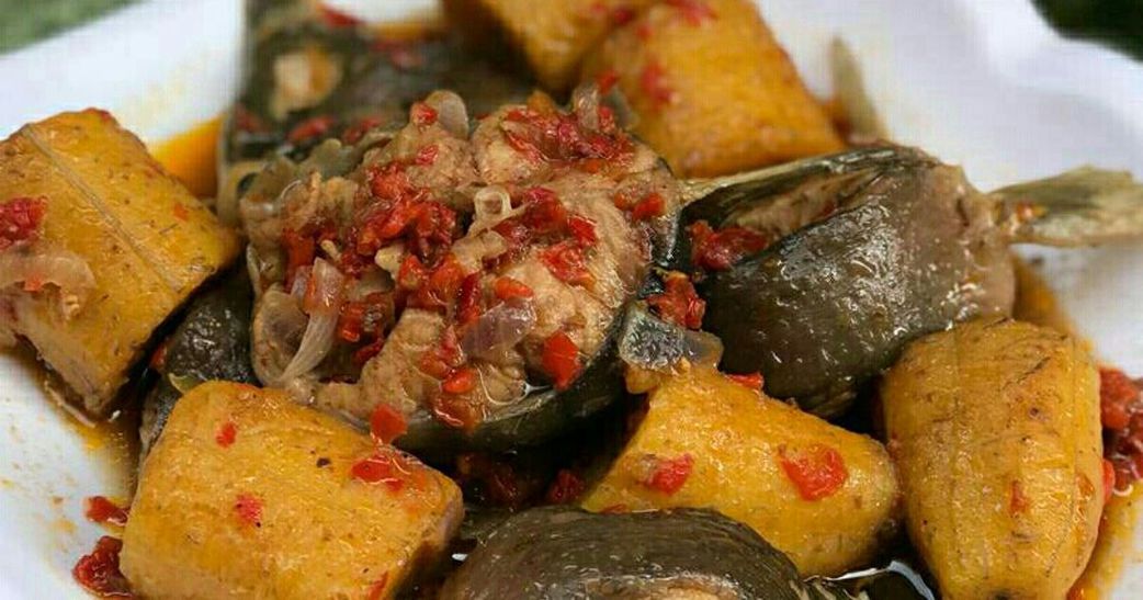 Catfish pepper soup and boiled plantain [cookpad]