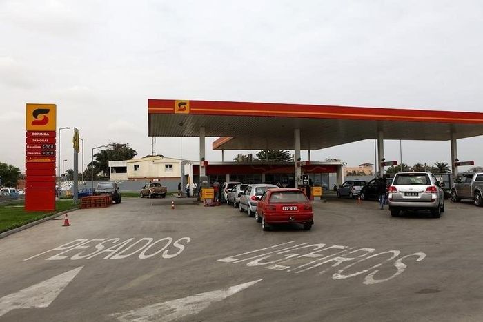 Motorists queue for petrol in the Angolan capital of Luanda, in a file photo. REUTERS/Siphiwe Sibeko