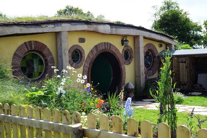 ___4079308___https:______static.pulse.com.gh___webservice___escenic___binary___4079308___2015___8___17___17___Family-turn-their-home-into-a-Hobbit-House_1