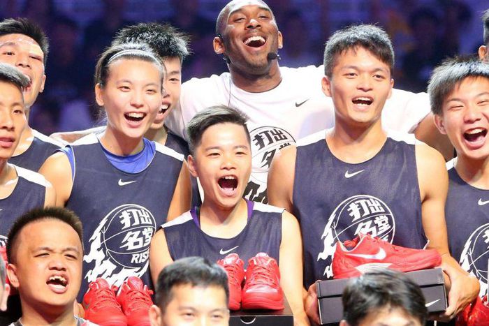 Kobe Bryant with Chinese students