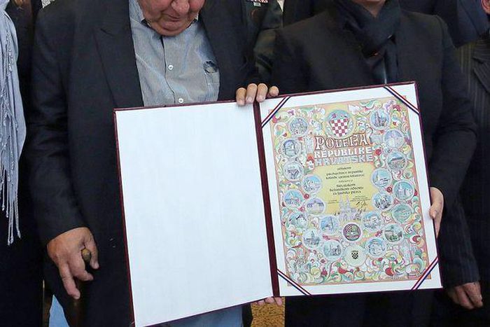 Human right activist pants fell down while receiving peace award from the president