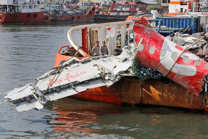 Indonesia investigators say circuit breaker pulled before AirAsia jet crash
